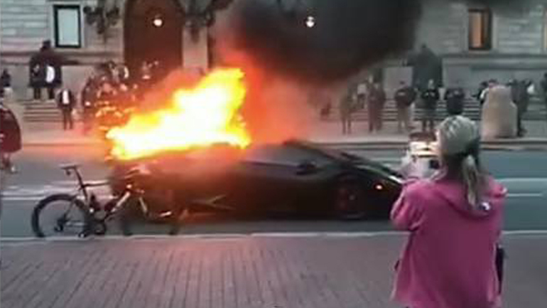 Supercar πήρε φωτιά στη μέση του δρόμου